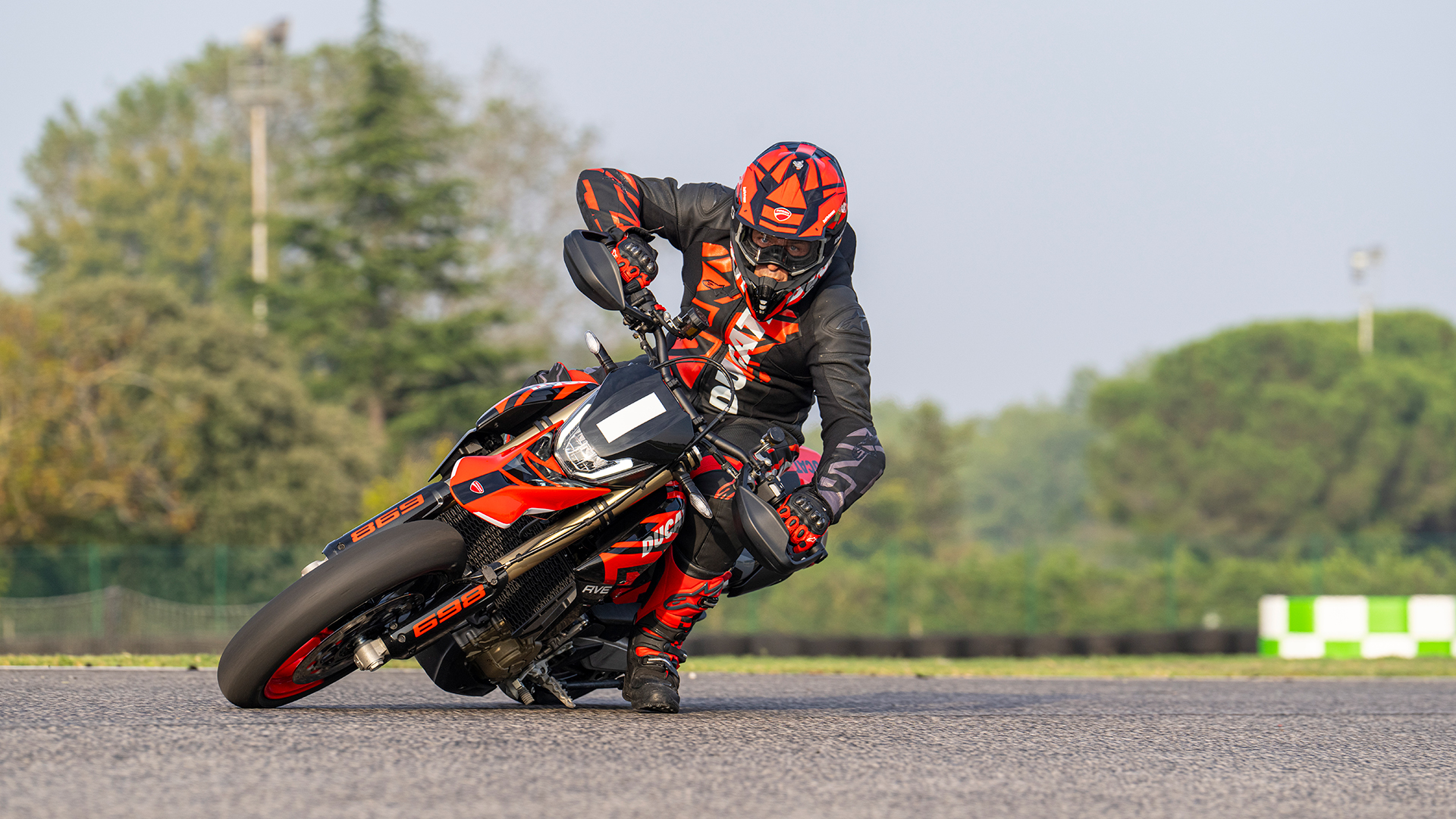 Ducati-Hypermotard-Mono-DWP24-Overview-gallery-1920x1080-04