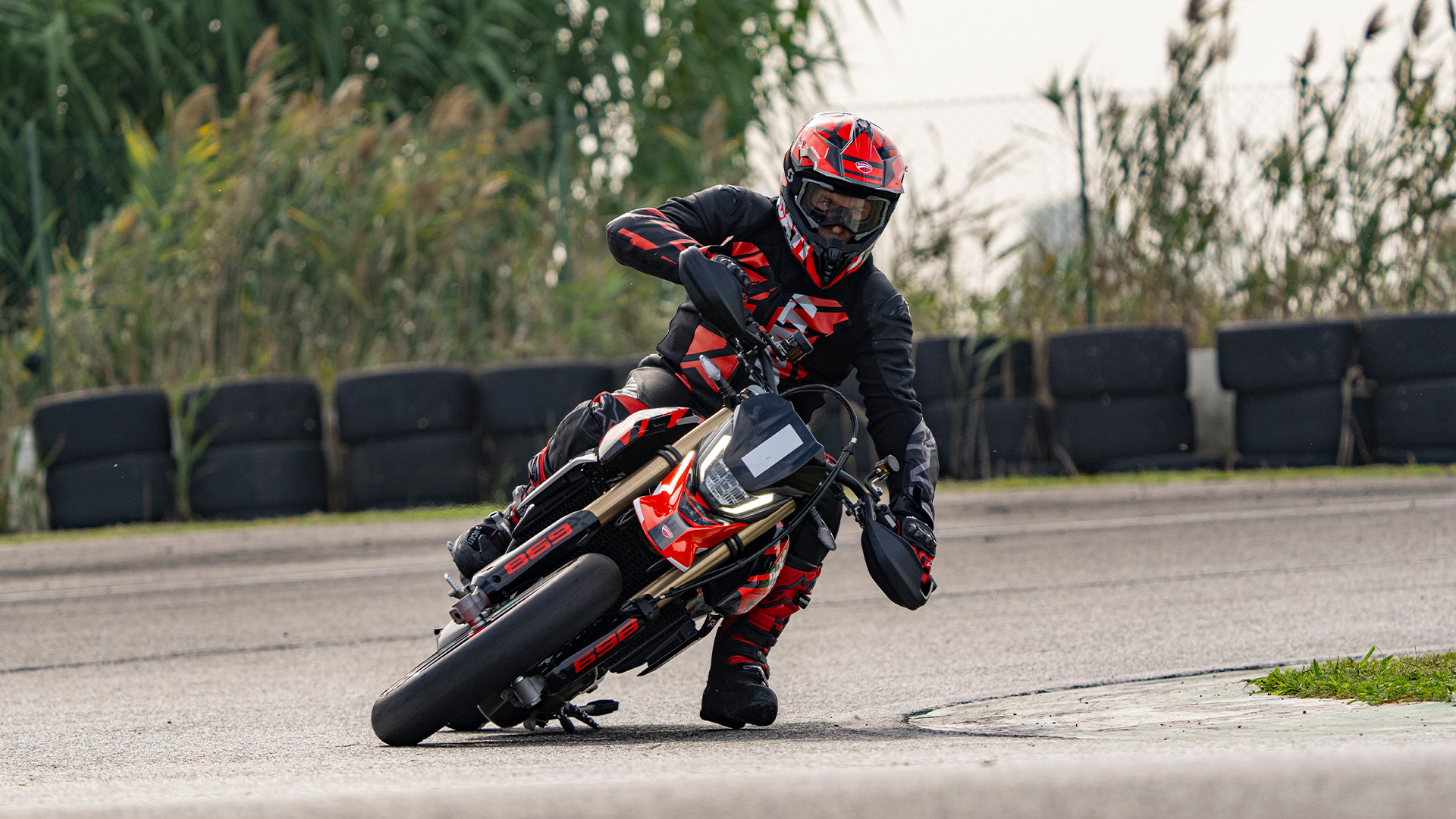 Ducati-Hypermotard-Mono-DWP24-Overview-gallery-1920x1080-07