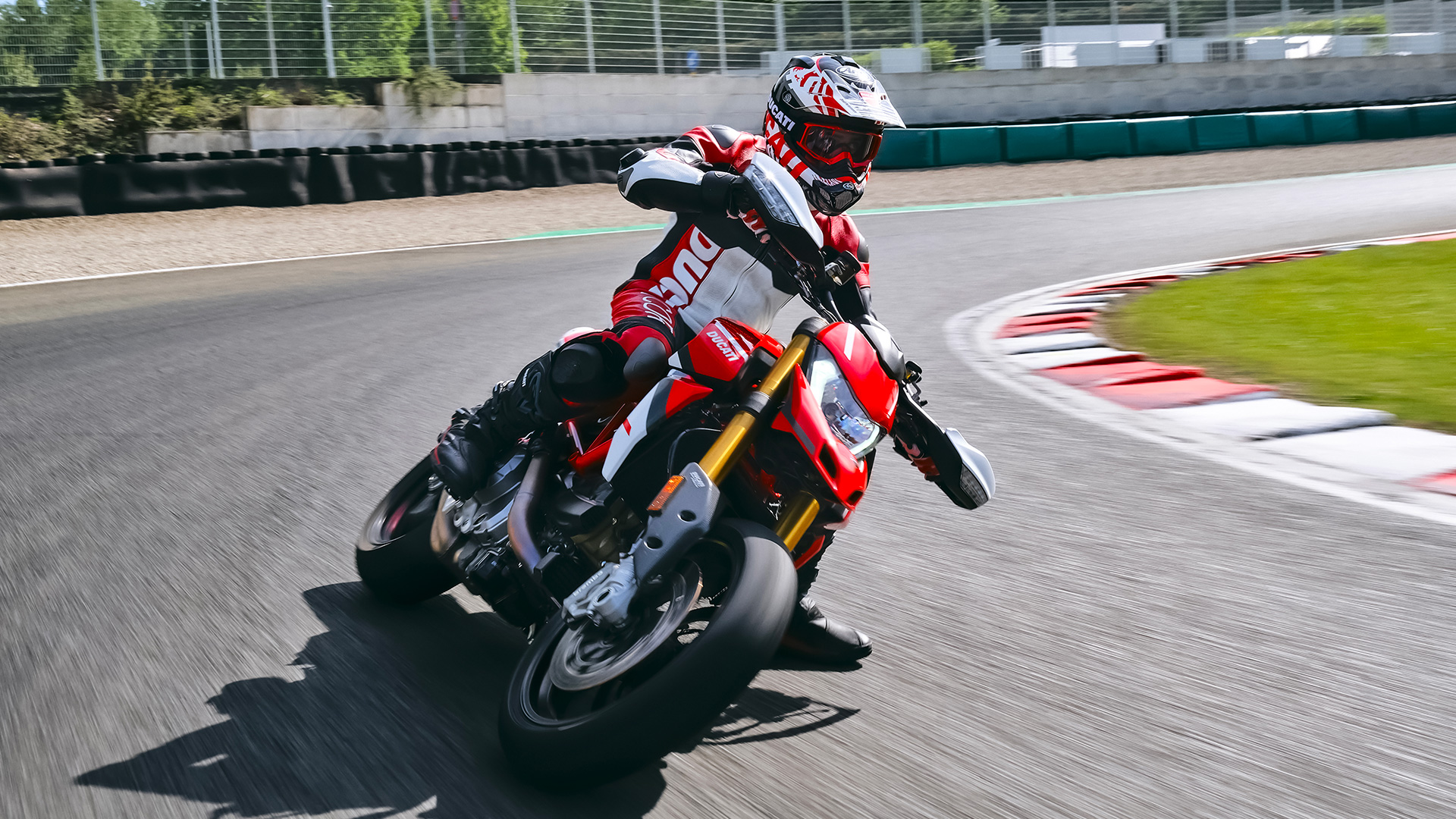 Hypermotard-SP-MY2021-Dinamiche-01-gallery-1920x1080