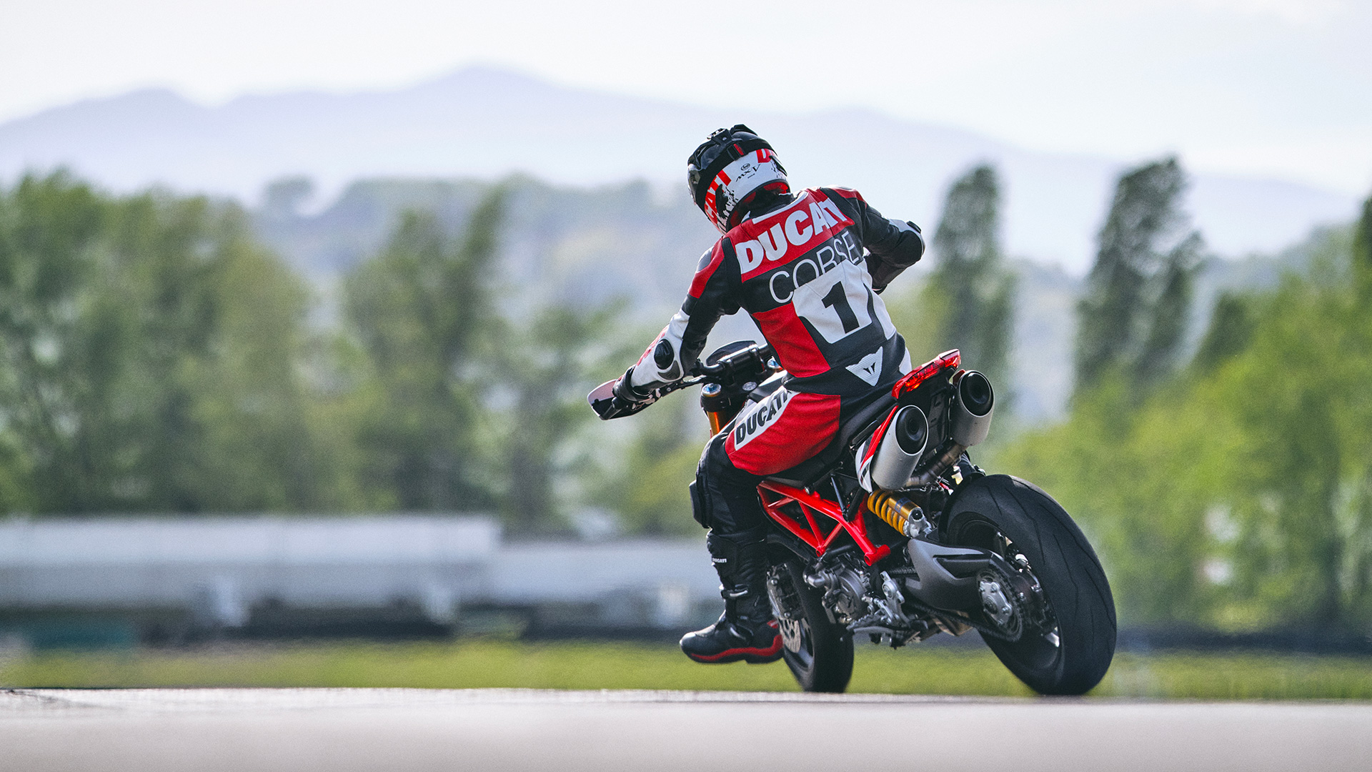 Hypermotard-SP-MY2021-Dinamiche-02-gallery-1920x1080
