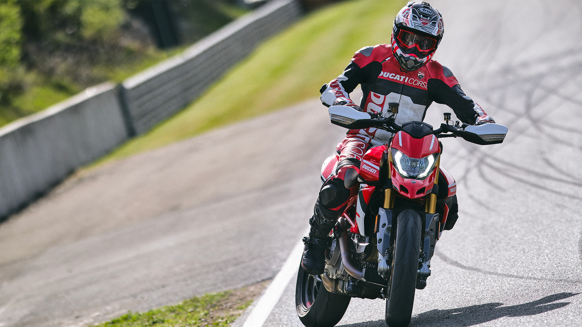Hypermotard-SP-MY2021-Dinamiche-03-gallery-1920x1080