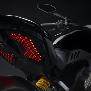 Ducati-Diavel-V4-MY23-overview-gallery-1920x1080-02