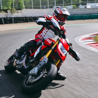 Hypermotard-SP-MY2021-Dinamiche-01-gallery-1920x1080