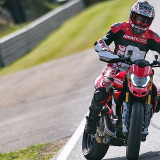 Hypermotard-SP-MY2021-Dinamiche-03-gallery-1920x1080