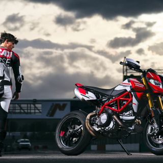 Hypermotard-SP-MY2021-Dinamiche-13-gallery-1920x1080